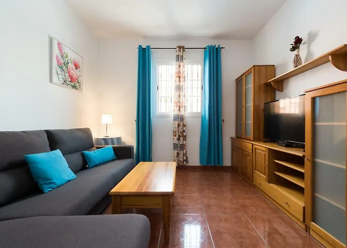 Private Solarium - 2Br House Near The Airport
