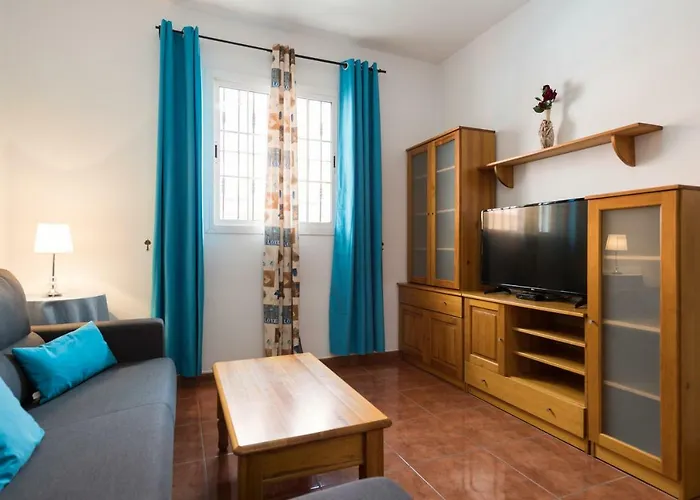 Private Solarium - 2Br House Near The Airport
